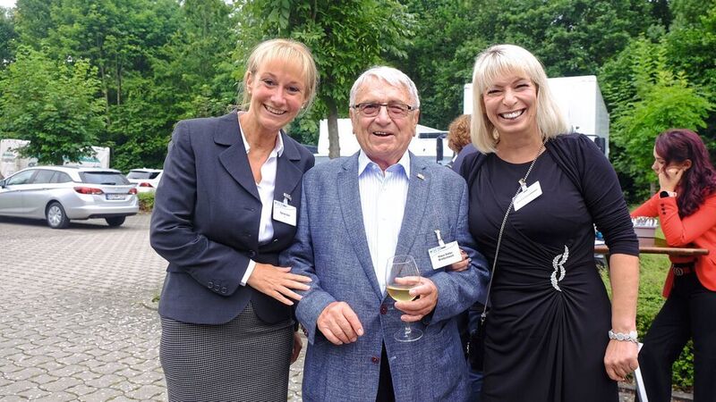 Er war einer der ersten Studenten in der BFC: Klaus-Dieter Breitschwert (Mitte) mit Sylvia Gerl, BFC (links) und Simone Heinemann, Autohaus-Peter-Gruppe (rechts). (Zietz/»kfz-betrieb«)
