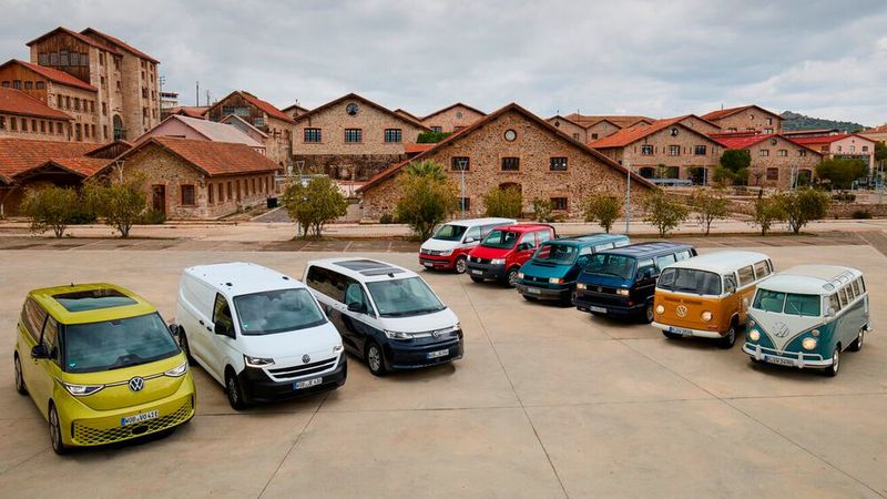 74 Jahre lang baute Volkswagen den Bulli selbst. Seit diesem Jahr kommt das Erfolgsmodell mehrheitlich von Ford aus der Türkei.(Bild:  Volkswagen Nutzfahrzeuge)