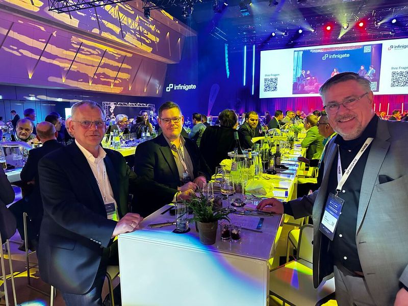 Udo Schillings (v. r., Infinigate) mit Stefan Braun und Ernst Hillerkus (A10). (Bild: Vogel IT-Medien)