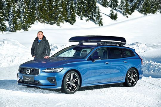 Volvo-Deutschland-Geschäftsführer Thomas Bauch mit dem neuen V60 R-Design, der mit dem V60 Cross Country die 60er-Familie komplettiert.(Bild:  Bernhard Limberger)