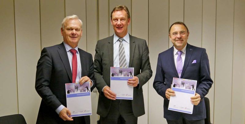 Nach Unterzeichnung der Kooperationsvereinbarung (v. r.): Konrad Kandziora,Vorstand des IT-Dienstleistungszentrums Berlin (ITDZ Berlin), Ralph Leidenheimer, Geschäftsführer des Brandenburgischen IT-Dienstleisters ZIT-BB sowie Hubert Ludwig, Geschäftsführer der DVZ M-V GmbH nach Unterzeichnung der Kooperationvereinbarung