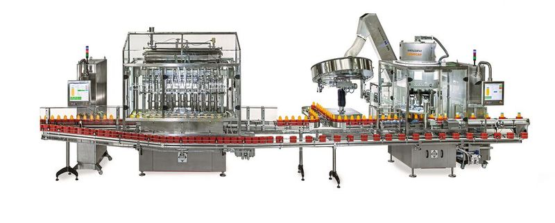 Den sicheren Transport der Behälter entlang der Abfülllinie gewährleistet das hauseigene Ratilight-Puck-System. Dabei befinden sich die Gefäße in kleinen Modulen, so genannten Pucks, die das Behältnis von unten umschließen und somit ein Umfallen und Verschütten des Mediums nahezu unmöglich machen.   (Bild: RATIONATOR Maschinenbau GmbH )
