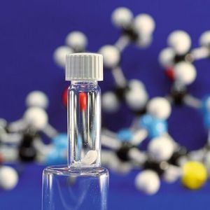 Im Labor synthetisiertes Lugdunin, im Hintergrund das Strukturmodell.