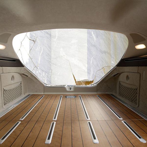 Wer sich noch keine Yacht leisten kann, darf sich zumindest beim Blick auf den Ladeboden des CLS Shooting Brake nah dran fühlen. Der dort verbaute Designo Holzladeboden aus Kirschbaumfurnier erinnert doch stark an die gepflegten Decks eines Segelbootes. Das ist sicherlich Geschmackssache. Unabhängig davon bietet der Laderaum aber vor allem Platz: Trotz des sportlich-flachen Dachverlaufs sind es 590 bis 1.550 Liter. (Mercedes-Benz)