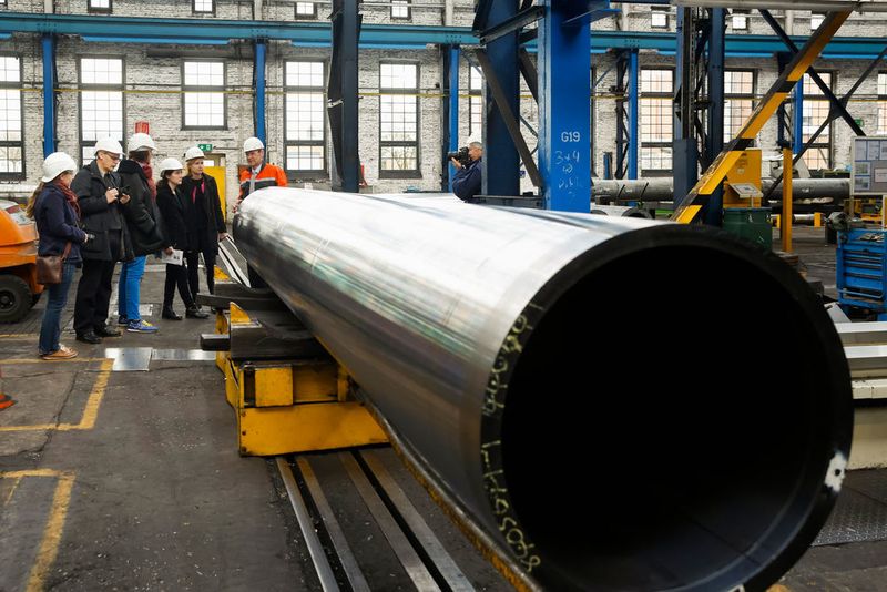 Schwere Sache: Impressionen aus der Fertigung nahtloser Großrohre bei Vallourec Deutschland. (Bild: Tube)