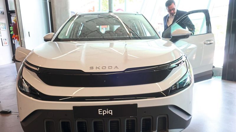 Die Front wird bestimmt vom sogenannten „Tech Deck Face“. Insgesamt ist der Epiq das erste Skoda-Modell, das ganz im „Modern Solid“-Design gezeichnet wurde. (Bild: Grimm – VCG)