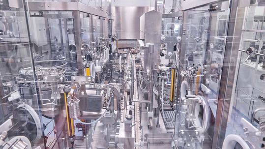 I elevati requisiti energetici sono una realtà presso Vetter, al fine di garantire il funzionamento degli impianti di riempimento in conformità con i requisiti vigenti.(Immagine: Vetter Pharma)