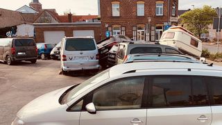 Trümmerfeld und Schrottplatz: Überall in den Katastophengebieten wurden Autos durch die Flut zusammengeschoben. Auf Parkplätzen ebenso wie in Autohäusern und Werkstätten. (Doris Pfaff/»kfz-betrieb«)