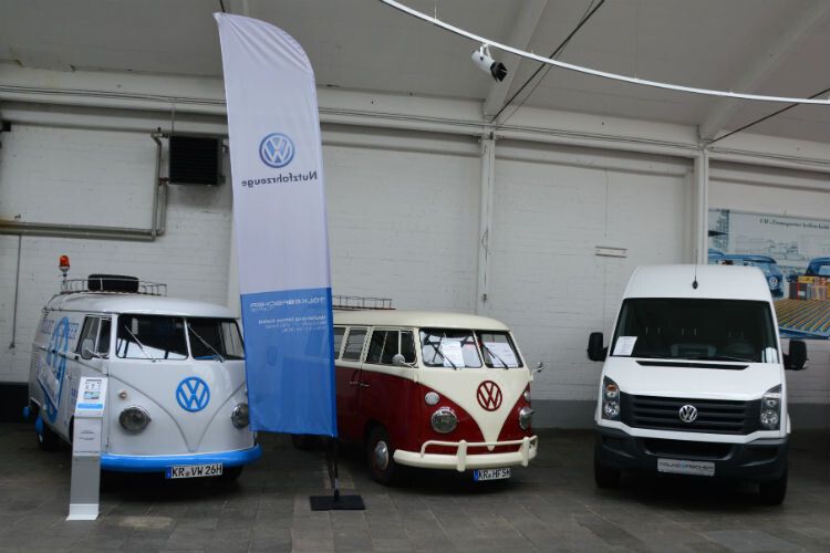Tradition wird bei Tölke & Fischer großgeschrieben: Die Bulli-Oldtimer stehen ebenfalls in der alten Nutzfahrzeughalle. (Foto: Schwickal)