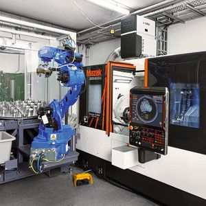 Der Roboter ist auf einem geneigten, stabilen Sockel direkt an der Zelle montiert, was eine optimale Arbeitsposition garantiert.(Bild:  Yaskawa)