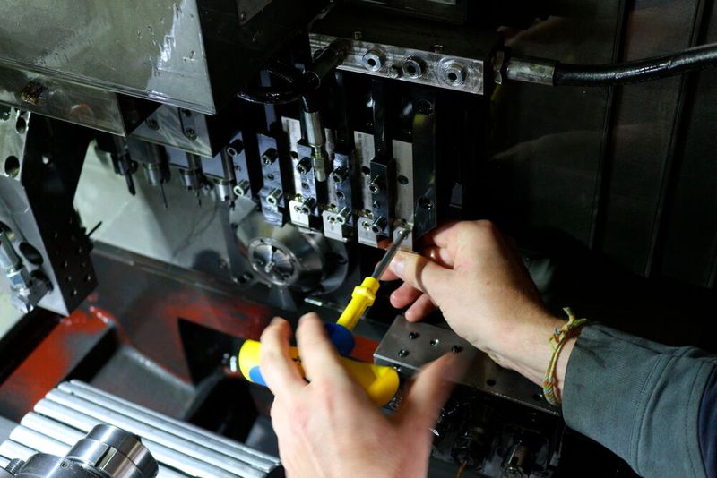 ... inserts the already prepared new exchangeable head and tightens the screw - done. No need to calibrate again. (Image:Iscar)