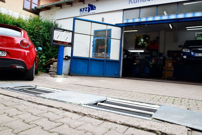 Die Firma Erben und Kammermeier in Vaterstetten hat sich einen neuen Prüfstand von Cosber gegönnt. (Holz / »kfz-betrieb«)