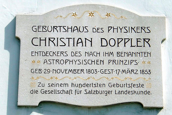Gedenktafel am Geburtshauis Christian Dopplers in Salzburg (LepoRello, Wikimedia Commons)