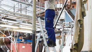 Optimiert die Rutschhemmung in R13-Arbeitsbereichen, auch in nassen und ölverschmierten Umgebungen: Die neue zertifizierte Trittauflage Clip-Step R13 für die Stufenleitern der Günzburger Steigtechnik. (Bild: Günzburger)