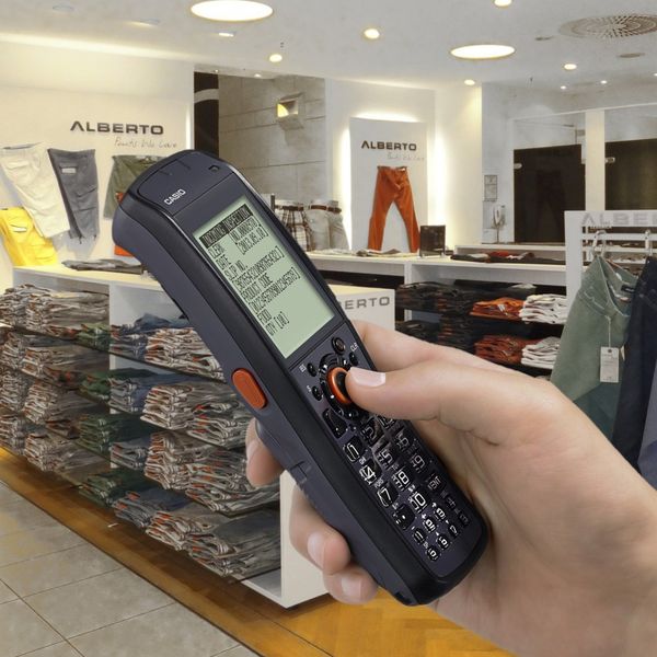 Mit seiner Betriebsdauer von etwa 200 Stunden und der Verwendung normaler Batterien (AA) eignet sich das Scannerterminal DT-970 auch für wechselnde Einsatzorte. (Bild: Casio)