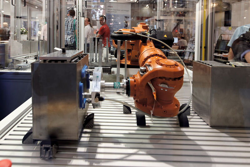 Zusammen mit Kuka wurde die ROS-Anbindung für Industrieroboter entwickelt. (Bild: Fraunhofer IPA)