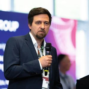 Begrüßung der Teilnehmer durch Nikolai Krassin, Geschäftsführer der PLC2 GmbH.(Bild:  Tobi Giessen)