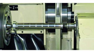 In den Versuchen wurden je sieben Lagerlaufflächen mit einer keramischen Schleifscheibe vorgeschliffen. Anschließend erfolgte das Schleifen mit elastischen Schleifwerkzeugen aus geschäumten Polyurethanbindungen. Bild: Artifex (Archiv: Vogel Business Media)
