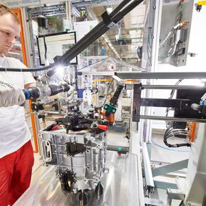 Am modernen Arbeitsplatz führt der Mitarbeiten einen Lecktest aus.(Bild:  Audi)