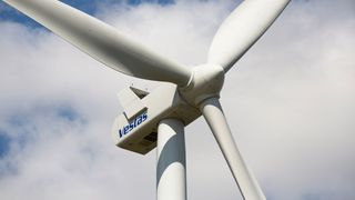 Eine Windkraftanlage: muss bei Wind und Wetter vor Stromausfällen geschützt werden. (Vindkraftverk EON Vestas V90 Skabersjo / Johan Wess / CC BY 2.0)