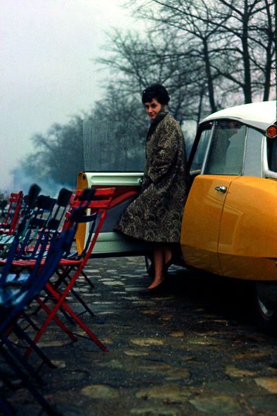 Haute Couture à la francaise: Der Citroen DS, gebaut ab 1955, in herbstlich bunter Zweifarbenlackierung passend zur Textilmode. (Bild: DS Automobiles)