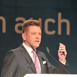 Bundesinnungsmeister Wilhelm Hülsdonk eröffnete die 46. Bundestagung des Kfz-Gewerbes im Congress Center der Messe Frankfurt. (Bild:  Zietz/»kfz-betrieb«)