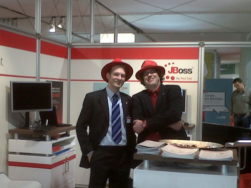 Die Redaktion am Stand von Red Hat. (Bild: fka)