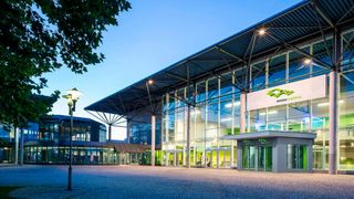 Zulieferer wie Erstausrüster aus der ganzen Welt werden auf der Airtec in Augsburg Flugobjekte, Komponenten, Demonstratoren und Simulatoren ausstellen sowie im Freigelände demonstrieren. (Bild: Messe Augsburg)