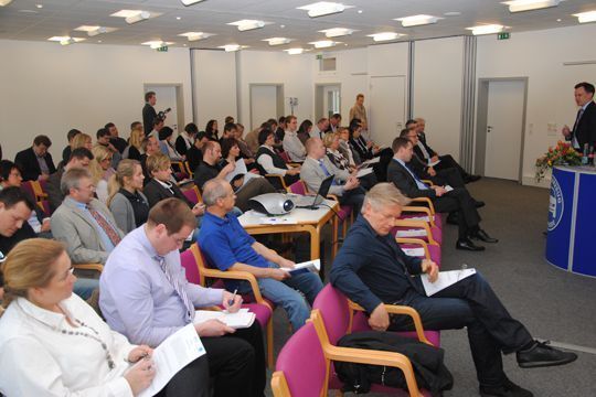 Die Zuhörer folgen gespannt den Ausführungen von ZDK-Jurist Patrick Kaiser zum Datenschutz. (Archiv: Vogel Business Media)