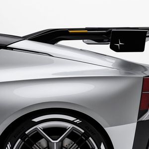 Ein echter Hingucker ist der außergewöhnlich designte Heckspoiler.(Bild:  Polestar)