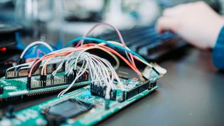 Intelligente Sensorik: Ein mögliches Einsatzgebiet für solche Systeme wäre die Überwachung von Industrieanlagen. (gemeinfrei)