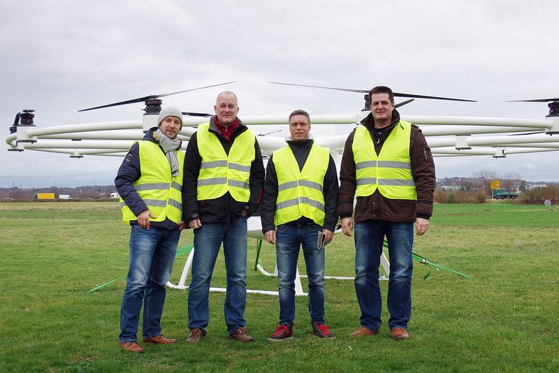 Der Vertreter der Zulassungsbehörde und die Geschäftsführer von E-Volo vor dem VC200 (v.l.): Florian Reuter, Jörg Seewald (DULV), Stephan Wolf und Alexander Zosel. (Bild: E-Volo)