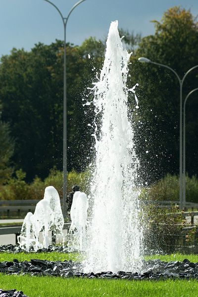 Ein Hingucker ist die weitläufige Springbrunnenanlage im Bereich der Zufahrt zum Waschzentrum. Drei weitere  Steuerrelais sorgen für ein Wasserspiel, das die Besucher begeistert. (Bild: Eaton)