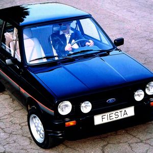 Begehrter Kraftzwerg: „Gehen Sie in Startposition zum Power Play“, forderte die Ford-Werbung auf, als 1981 der Fiesta XR2 in den Handel kam und fast alle Rivalen überholte. Zur Serienausstattung des XR2 gehören Leichtmetallfelgen, Niederquerschnittsreifen, Radhausverbreiterungen und Seitenschweller aus Kunststoff, Sportsitze, ein Drehzahlmesser und eine Digitaluhr mit Stoppfunktion.(Bild:  Ford AG)