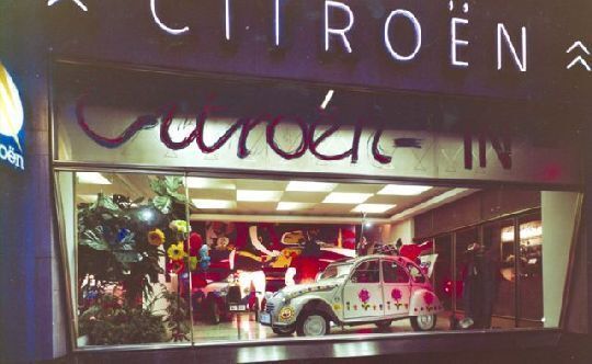 Ein Citroën 2CV, die „Ente“ im Stil der 1970er-Jahre bei J.A. Schlüter Söhne (um 1972). (Archiv: Vogel Business Media)