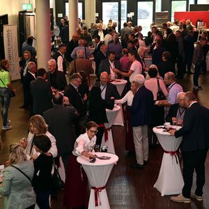 Es werden 300 bis 500 Teilnehmende erwartet. «Letztere wissen nebst der familiären Ambiance den hohen Praxisbezug der Referate zu schätzen», so Armin Baumann, Initiant von KMU Swiss. Zudem ermöglicht das Symposium einigen Ausstellern, sich während den Networking-Pausen zu präsentieren.(Bild:  Wagner / KMU Swiss AG)