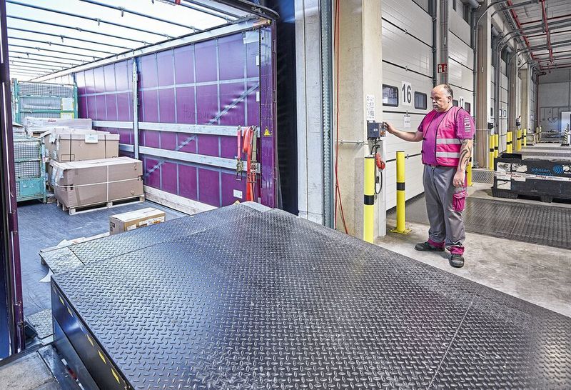 Mit den Lippensegmenten vom Typ SG passen sich die Hörmann-Ladebrücken automatisch an verschiedene Lkw-Formate an. Das Ein- und Ausfahren erfolgt über separate Bedientasten, die das exakte Platzieren des Vorschubs auf der Ladefläche ermöglichen. (Four Parx)