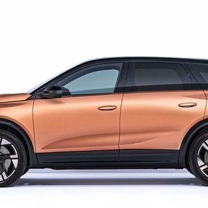 Das Modell ist um 17 Zentimeter auf nun 4,65 Meter Länge angewachsen. (Bild:  Opel)