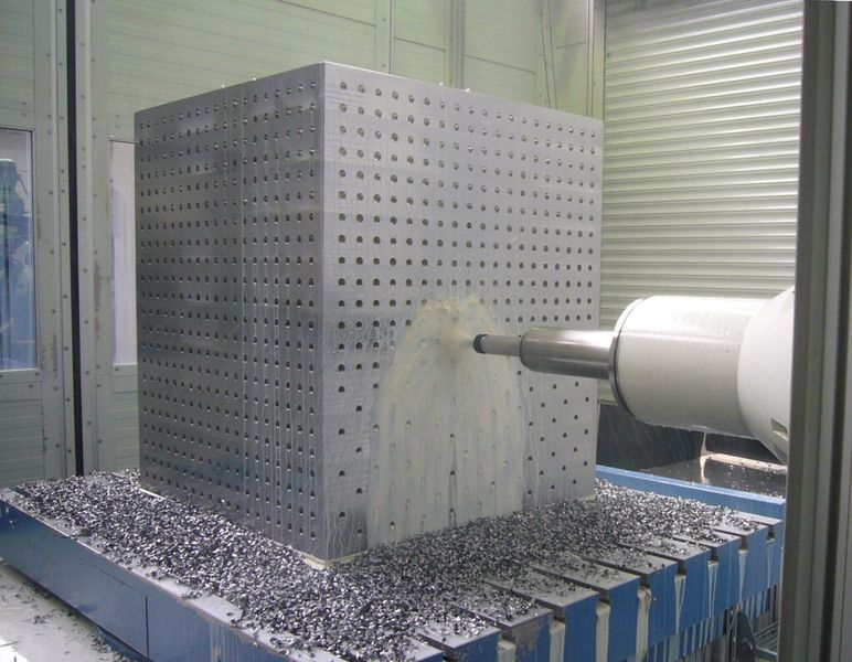 Schwergewichtszerspanung. Jeder der beiden Aufspanntische der KC 130 verkraftet maximal 10 t schwere Teile. (Bild: Goldhofer)