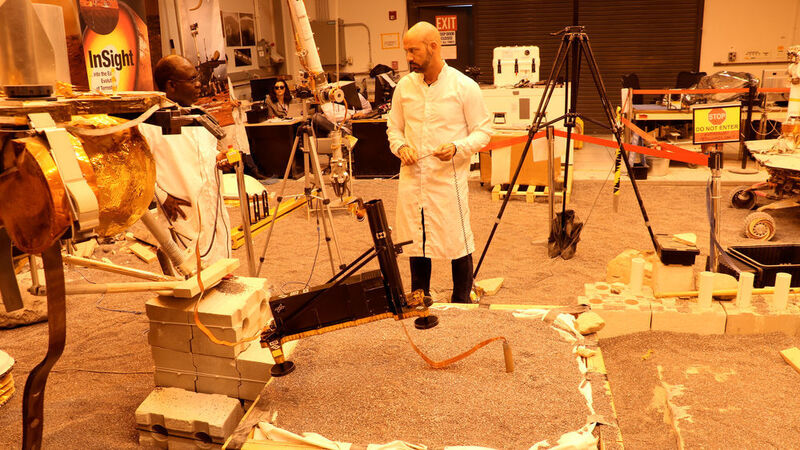 In einer der Situation auf dem Mars nachgestellten Testumgebung im Jet Propulsion Laboratory der NASA untersuchen die Wissenschaftler mögliche Strategien zur Unterstützung des HP3 auf dem Insight-Lander.  (NASA/JPL-Caltech)