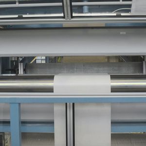 Evonik nimmt eine Thin-Film-Composite-Anlage zur Beschichtung von Membranen für die organophile Nanofiltration in Betrieb.