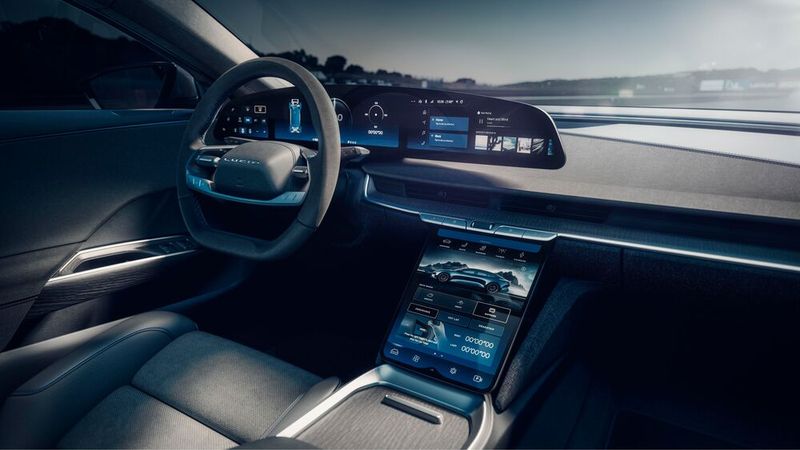 Reichlich Platz vorne, fürstliche Beinfreiheit hinten und ein hochwertig eingerichteter Innenraum sorgen fürs Wohlbefinden. (Bild: Lucid)