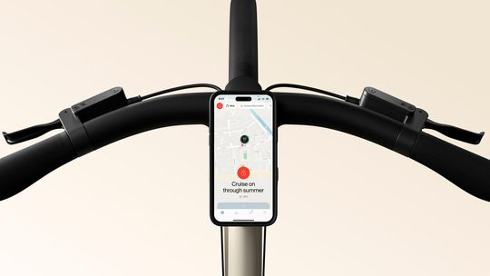 Auch der Cruiser bietet das aufgeräumte Cowboy-Cockpit mit Smartphone-Aufnahme. Die Lenkerenden kommen den Händen des Fahrers in angenehmer Weise entgegen – zum Vergrößern klicken. (Bild:  Cowboy)