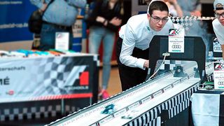 „Formel 1 in der Schule“ ist ein internationaler Technologiewettbewerb an Schulen – Schüler entwickeln hier Miniatur-Dragster für echte Rennen. (Frank-Michael Anton/SKF)