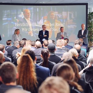 Matthias Willy (Standortleiter Reutlingen), Kerstin Riess (Geschäftsleitung Service), Dr. Volker Hüntrup (Leiter Own Retail Mercedes-Benz Trucks Europe), Dr. Steffen Riess (Geschäftsleitung Verkauf & Finanzen) sowie  Mark Pleß (Center- & Verkaufsleiter Mercedes-Benz Trucks Stuttgart und Reutlingen) bei einer Veranstaltung für Mitarbeitende. (Bild:  Riess Gruppe)