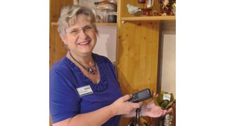 Mit dem MDE-Gerät kann der Einzelhändler direkt vor Ort seine neuen Bestellungen aufgeben. (Bild: Easy Systems)