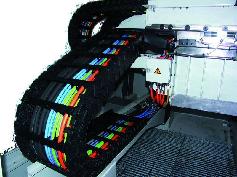 In einem zweispindligen horizontalen Bearbeitungszentrum der Saalfelder Werkzeugmaschinen GmbH kommt die leise und vibrationsarme Energiezuführung E6 zum Einsatz. Bild: igus (Archiv: Vogel Business Media)