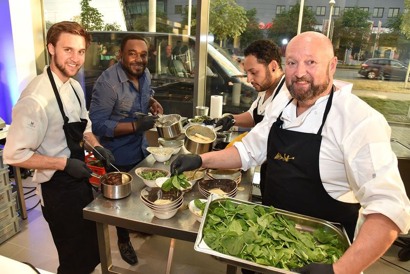 Im VW-Bereich wurden sie von Sernekoch Nelson Müller verpflegt und kulinarisch verwöhnt. Seat setzte auf ein Streetfood-Konzept „created in Barcelona“. (VW Automobile Stuttgart)