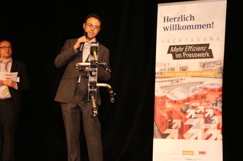 Juan-José Sánchez brachte die Lösungen von Misati direkt mit auf die Bühne: Er zeigte neue Transfersysteme für maximale Rentabilität. (Vogel Communications Group GmbH & Co. KG)