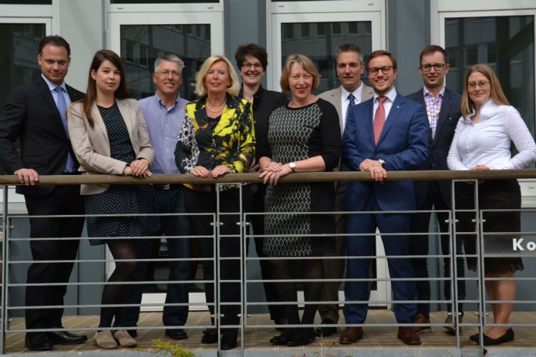 Die diesjährige Jury des Women’s und Junior Awards: (v. li.) Jascha Bräuer (Santander Consumer Bank), Catharina Leybold (Vogel Business Media), Thomas Welter (Shell Deutschland Schmierstoffe), Marion Johl (Santander Consumer Bank), Andrea Hansen (Christoph Kroschke),Silvia Lulei (»Gebrauchtwagen Praxis«), Wolfgang Michel (»kfz-betrieb«), Philipp Kroschke (Christoph Kroschke GmbH), Daniel Bernicke (Shell Deutschland Schmierstoffe) und Nicole Nitsche (Shell Deutschland Schmierstoffe). (Foto: Mauritz)